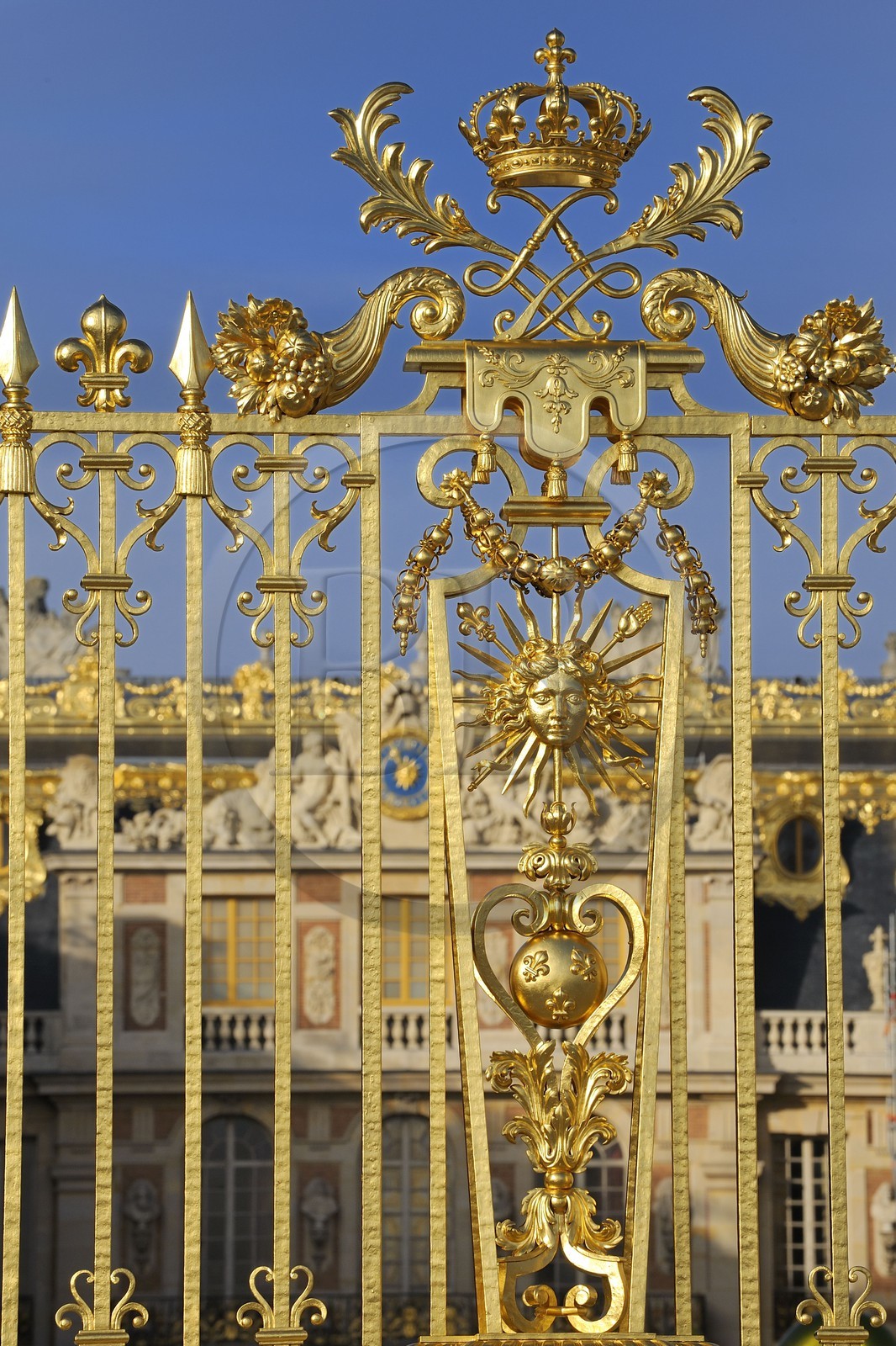 France, Yvelines (78), château de Versailles, classé Patrimoine Mondial de l'UNESCO, détail de la grille royale dessinée par Mansart séparant la cour royale restaurée en juin 2008