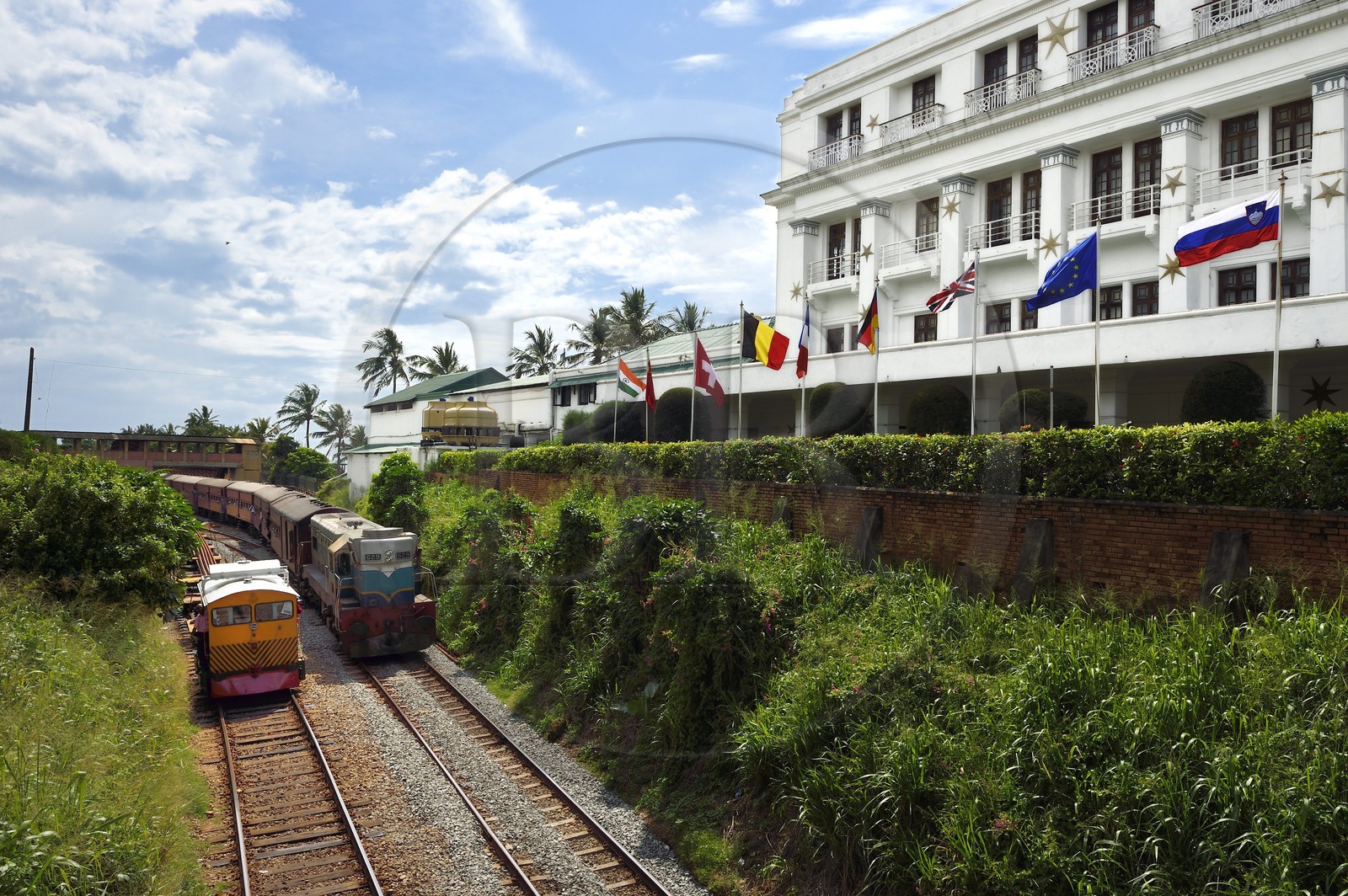 Sri Lanka, province de l'ouest, district de Colombo, Colombo, train de Galle passant au pied du Mount Lavinia Hotel