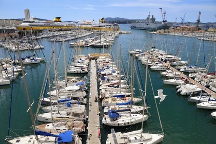 France, Var (83), Toulon, le quai Cronstadt ouvre sur le port civil, en arrière plan à gauche le port marchand et les ferries pour la Corse, en arrière plan à droite la base navale et le Mistral (L9013) porte-hélicoptères amphibie de la Marine nationale française