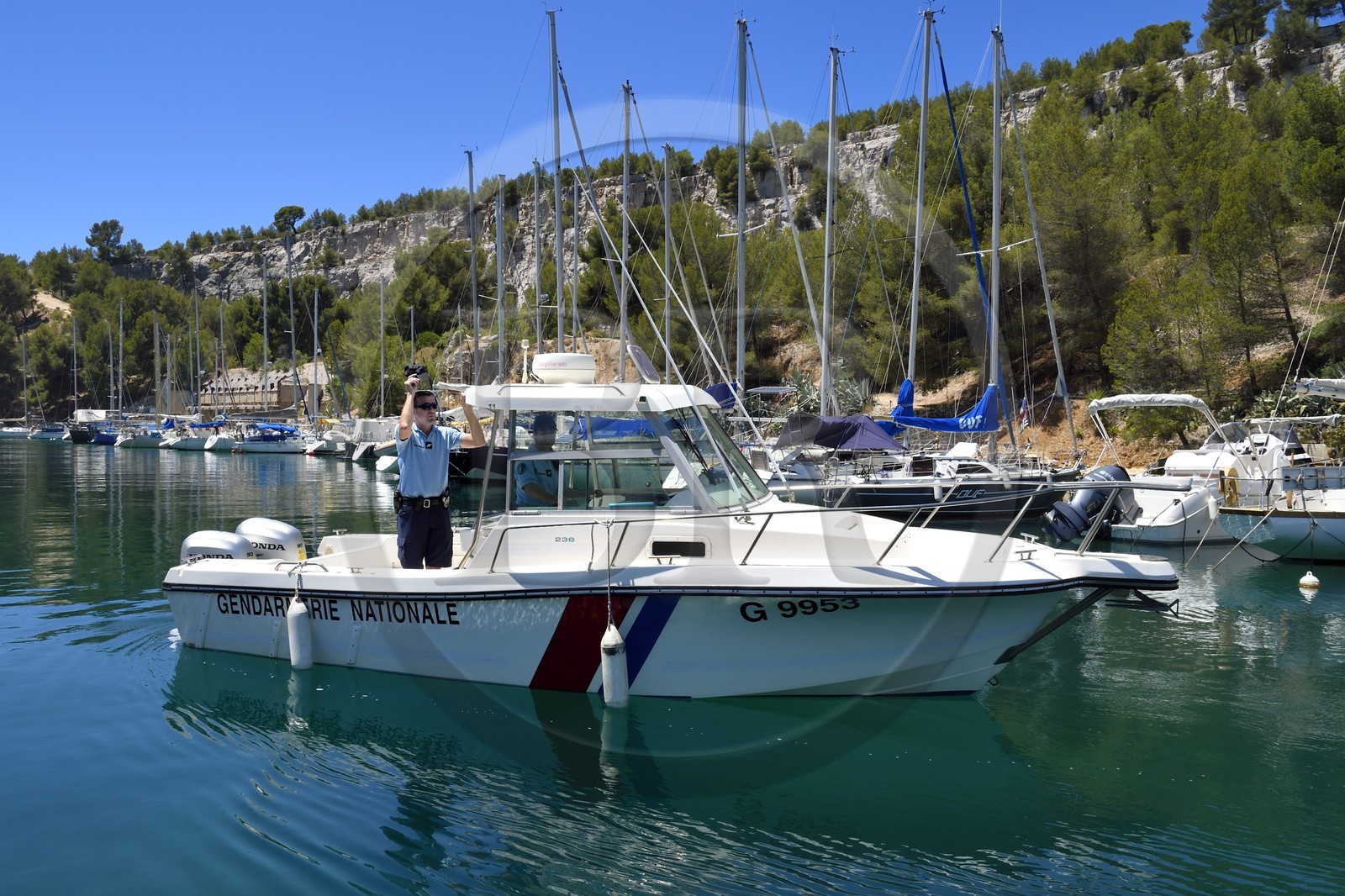 France, Bouches-du-Rhône (13), Cassis, Parc national des Calanques, Calanque de Port-Miou, patrouille en bateau de la gendarmerie nationale dans la marina (demande d'autorisation nécessaire avant publication)