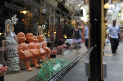 France, Paris (75), Passage des Panoramas, vitrine de la boutique Tombées de Camion