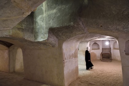 Iran, Province d'Ispahan, désert du Dasht-e Kavir, ville de Nain ou Na'in, la mosquée Jameh de style Khorasani est l'une des plus anciennes (9ème siècle) en Iran et encore en activité aujourd'hui, salle de prière souterraine, ancien lieu de culte zoroastrien