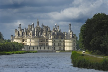 France, Loir et Cher (41), Vallée de la Loire classée Patrimoine Mondial de l' UNESCO, château de Chambord depuis le grand canal