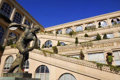 France, Hérault (34), Montpellier, quartier Antigone de l'architecte Ricardo Bofill, les Echelles de la Ville abritent la médiathèque Federico Fellini