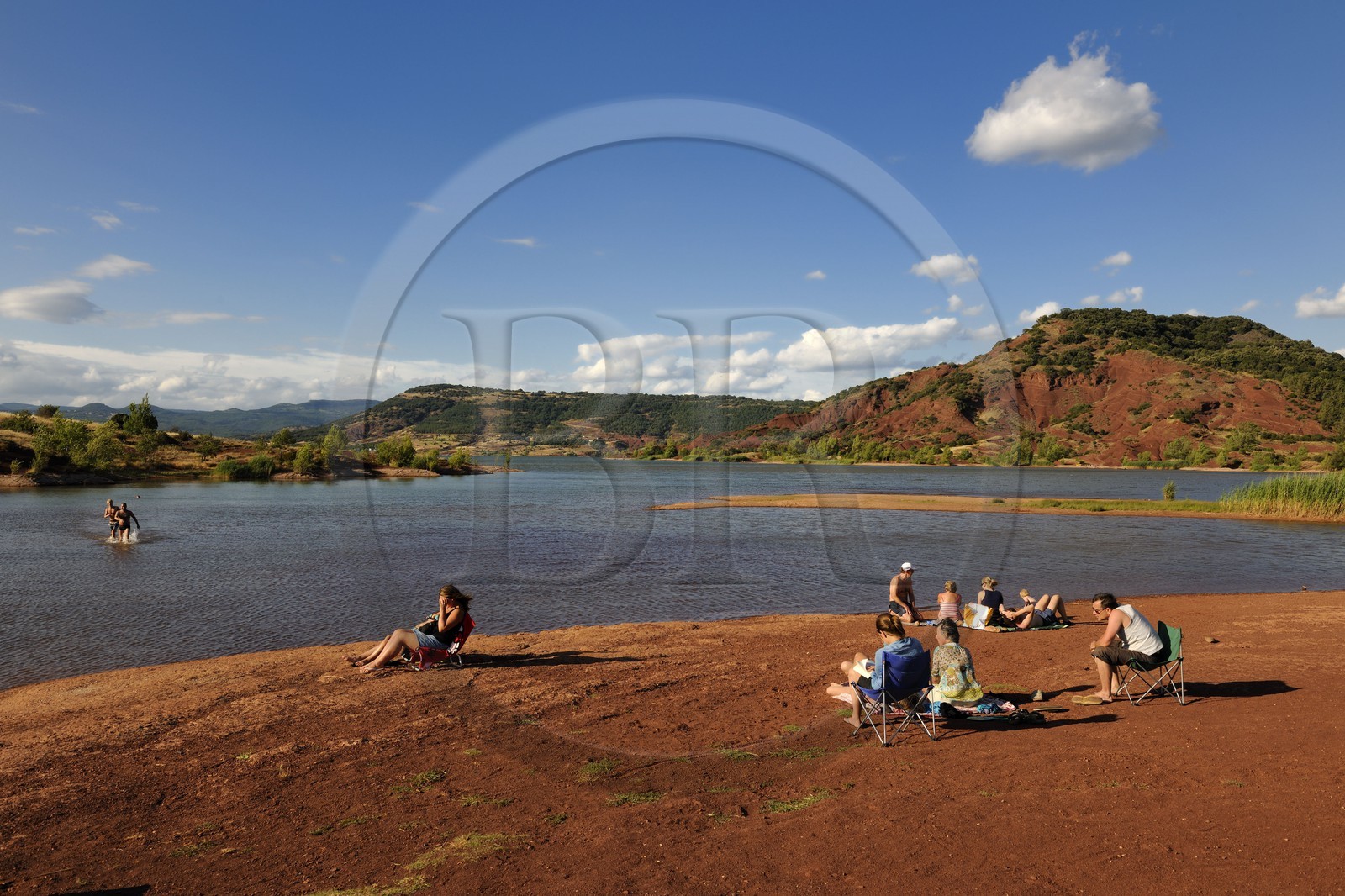 France, Hérault (34), terre rouge des bords du lac de Salagou