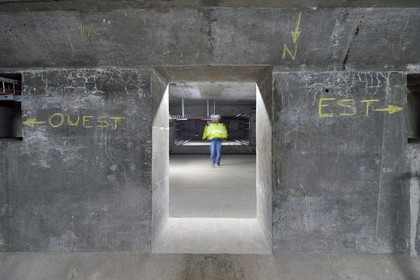 France, entre Calvados (14) et Seine-Maritime (76), le Pont de Normandie, intérieur du pylone en béton sous le niveau de la route