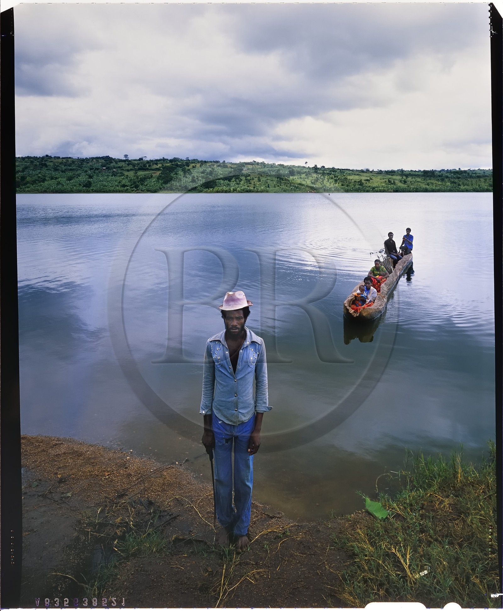 Burundi, province de Kirundo, Hutu au bord du lac Cyohoha Sud aussi appelé lac Cohoha ou lac aux oiseaux, en arrière plan la pirogue sculptée dans un tronc unique qui permet de traverser le lac et de rejoindre le Rwanda (reproduction plan-film inversible 4x5)