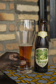 Rwanda, Kigali, la bière Virunga fabriquée au Rwanda mettant en scène un gorille