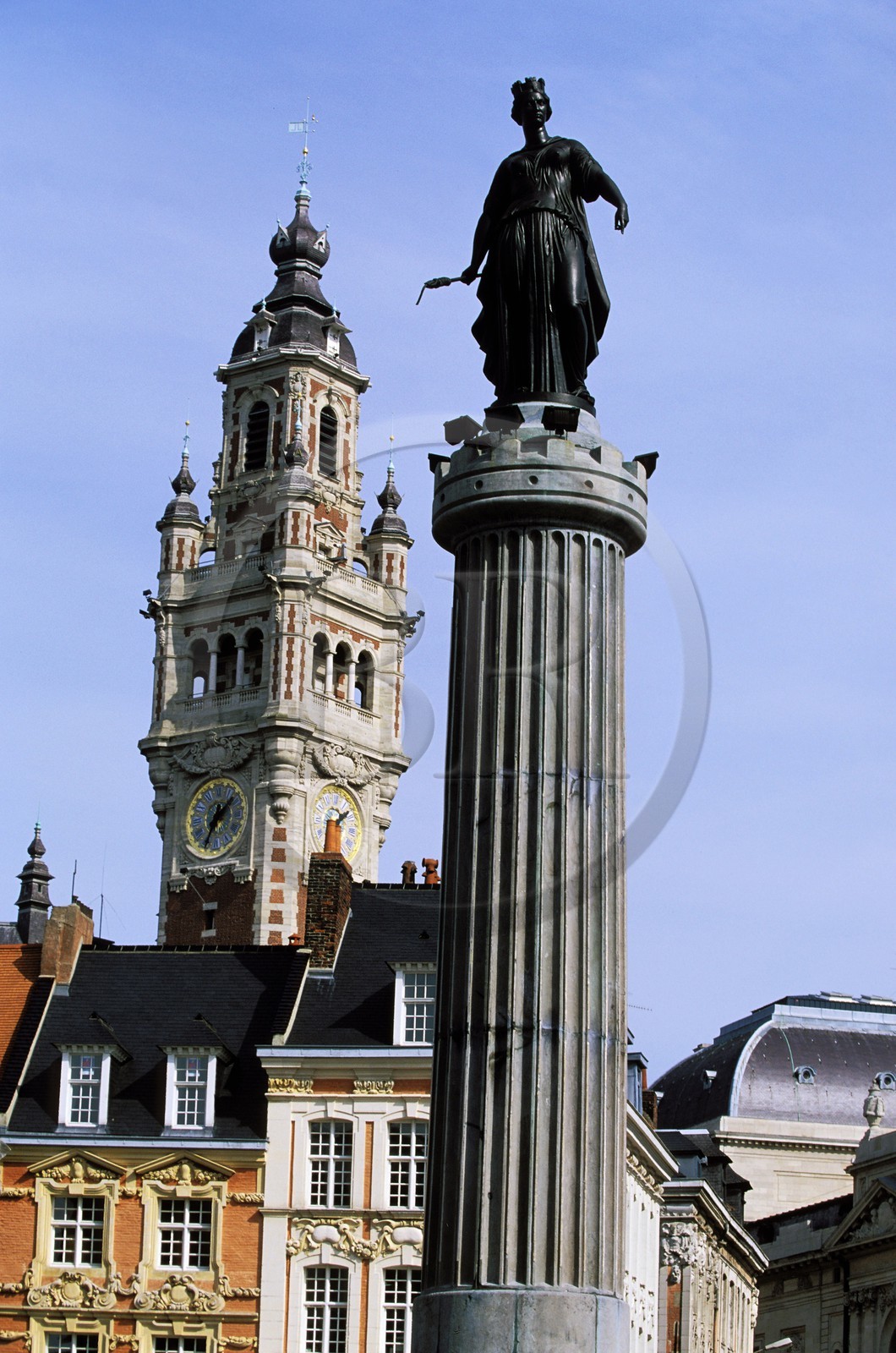France, Nord (59), Lille, la Grand Place (place Charles de Gaulle), la déesse et le beffroi de la Chambre de Commerce et de l'Industrie
