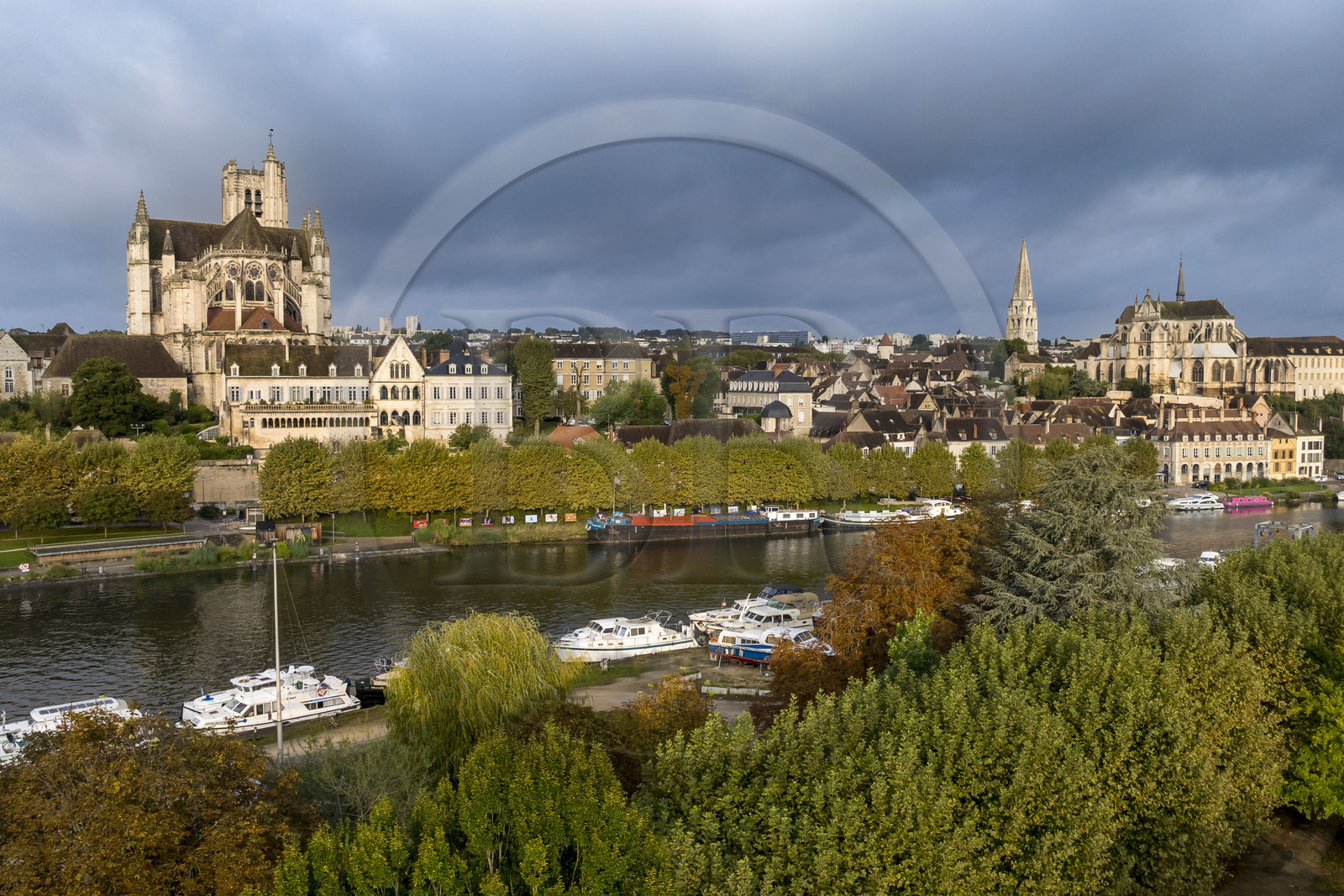 France, Yonne (89), Auxerre, la cathédrale Saint-Etienne et l'abbaye Saint-Germain à droite, la Coulée verte cyclable en bordure de l'Yonne sur le quai face au port (vue aérienne)
