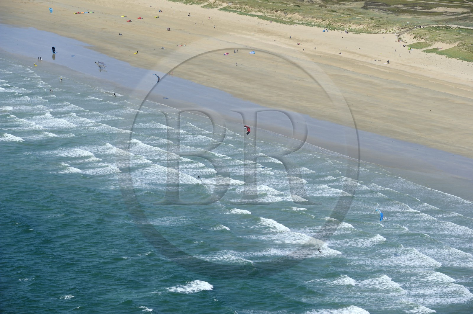France, Morbihan (56), kitesurfing sur la plage d'Erdeven et de Plouharnel (vue aérienne)