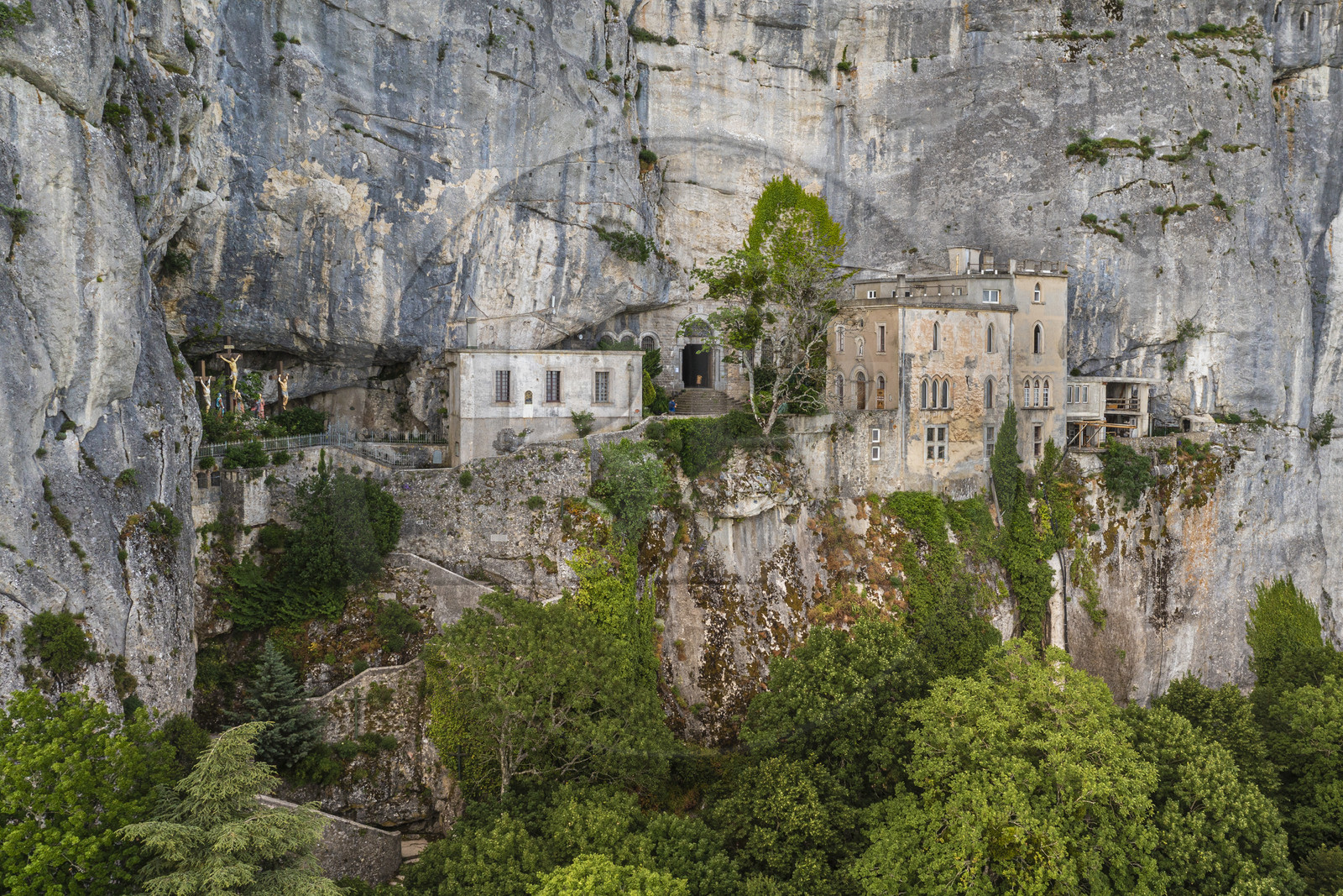 France, Var (83), Plan-d'Aups-Sainte-Baume, parc naturel régional de la Sainte-Baume, massif de la Sainte-Baume, la grotte sanctuaire de Sainte Marie-Madeleine à flanc de la falaise de 300m (vue aérienne)