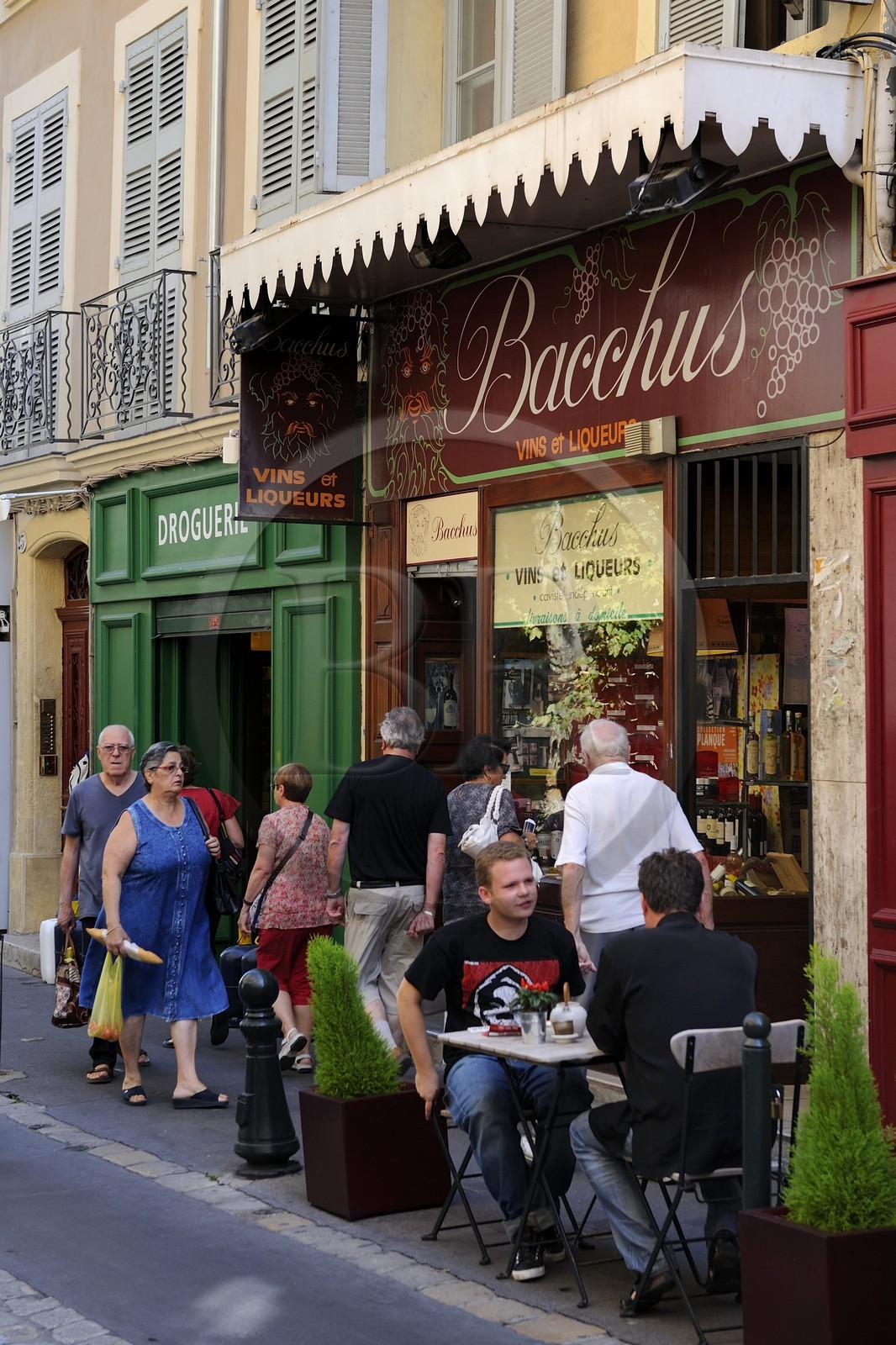 France, Bouches-du-Rhône (13), Aix-en-Provence, terrasse de Café dans la rue d'Italie