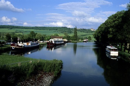 France, Cote d'Or, the canal of Burgundy by the village of Chateauneuf en Auxois