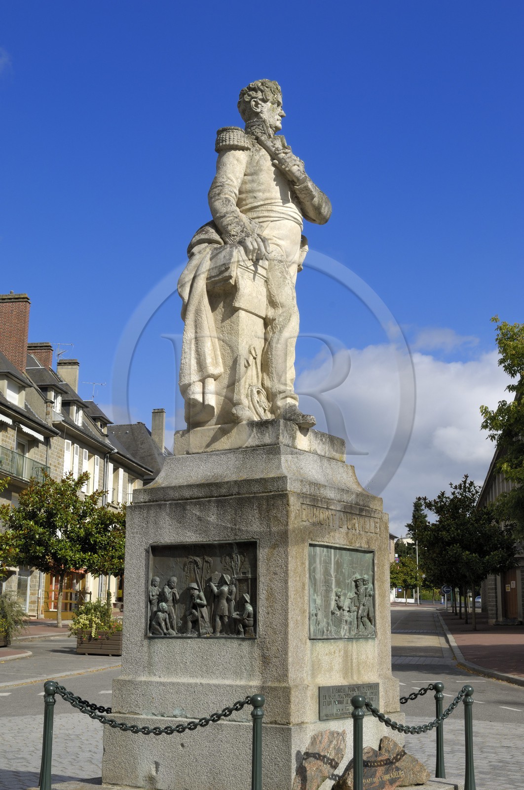 France, Calvados (14), la Suisse normande, Condé-sur-Noireau, statue de Dumont d'Urville France, Calvados (14), la Suisse normande, Condé-sur-Noireau, statue de Dumont d'Urville