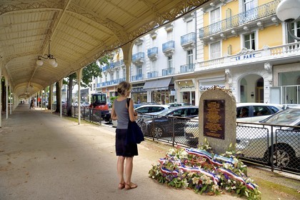 France, Allier (03), Vichy, galerie couverte dans le parc des Sources, l'ancien Grand Hotel du Parc abritait le siège du gouvernement du régime de Vichy, Philippe Pétain et de Pierre Laval pendant l'occupation, mémorial aux juifs déportés