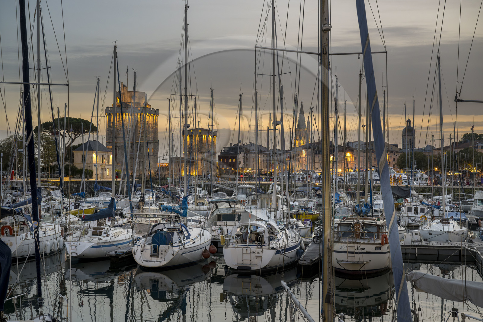 France, Charente-Maritime (17), La Rochelle, la Tour Saint-Nicolas à gauche et la Tour de la Chaîne à droite protègent l'entrée du Vieux Port, la tour de la Lanterne en arrière plan