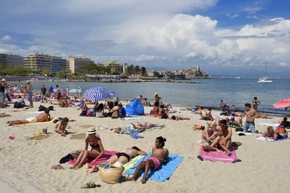 France, Alpes-Maritimes (06), Antibes, plage du Ponteil et la vieille ville en arrière plan
