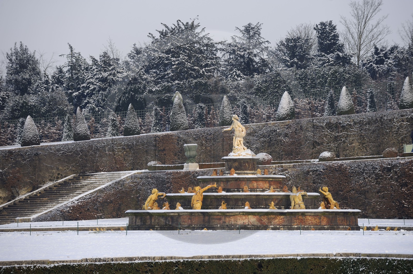 France, Yvelines (78), parc du château de Versailles sous la neige, classé Patrimoine Mondial de l'UNESCO, le Bassin de Latone