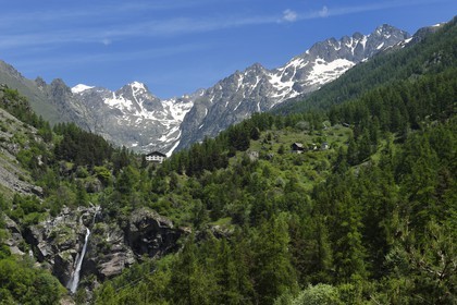 France, Alpes-Maritimes, parc national du Mercantour (Mercantour national park), Haute-Vesubie, Gordolasque valley,the Grand capelet Hotel seems like lying on the ice lock