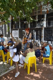 Afrique du Sud, province de Gauteng, Johannesburg, CBD (Central Business District), quartier de Maboneng, Sidewalk Sessions dans Fox street, Kelly Grevler donne des cours de guitare gratuits pour de jeunes enfants dans la rue