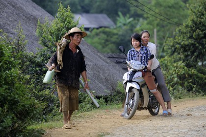 Vietnam, Lao Cai province, Bac Ha district, coming back from the field
