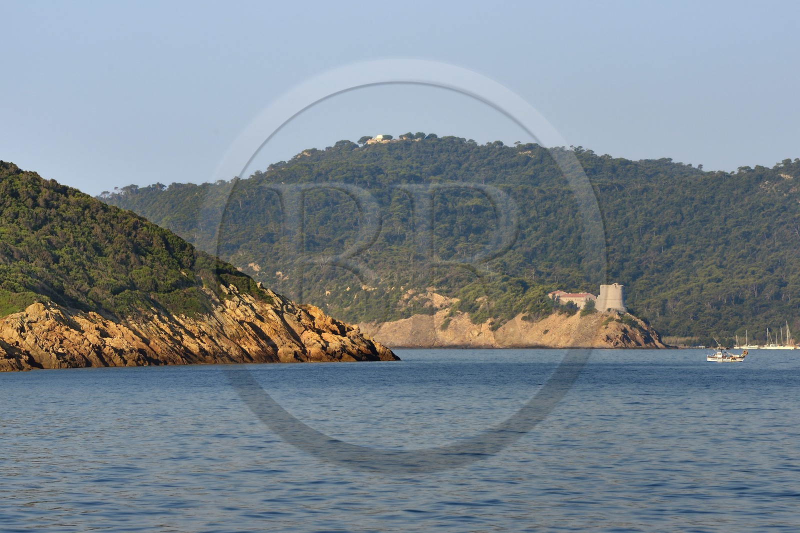 France, Var (83), Iles d'Hyères, Parc national de Port Cros, Ile du Levant, l'Ile de Port Cros et le Fort de Port-Man en arrière plan