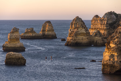 Portugal, Algarve, Lagos, escursion en stand up paddle au lever de soleil depuis la plage de Praia Dona Ana bordée par des falaises escarpées