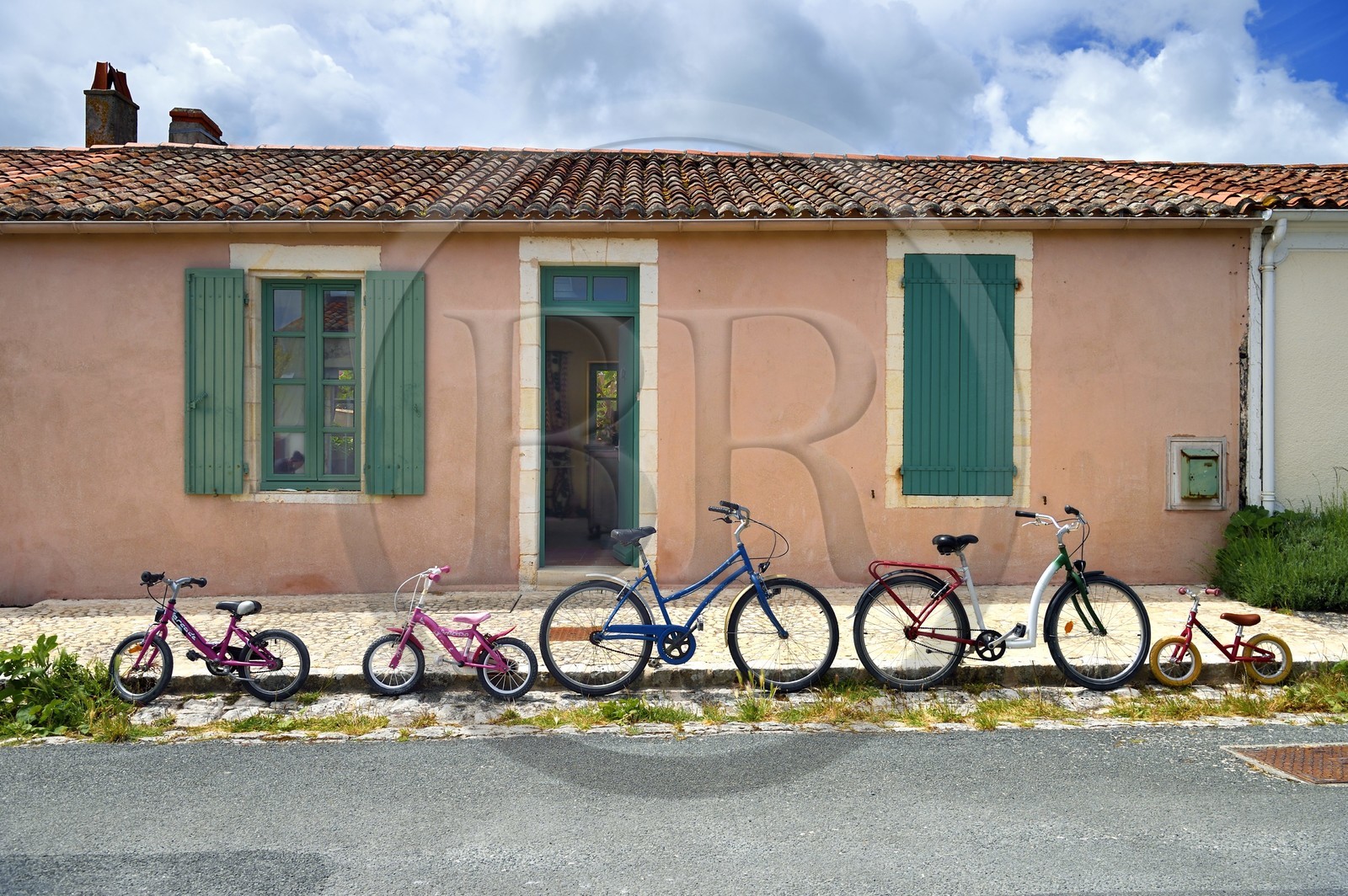 France, Charente-Maritime (17), Ile d'Aix, le bourg, maison d'une famille de cyclistes dans la rue Marengo France, Charente-Maritime (17), Ile d'Aix, le bourg, maison d'une famille de cyclistes dans la rue Marengo