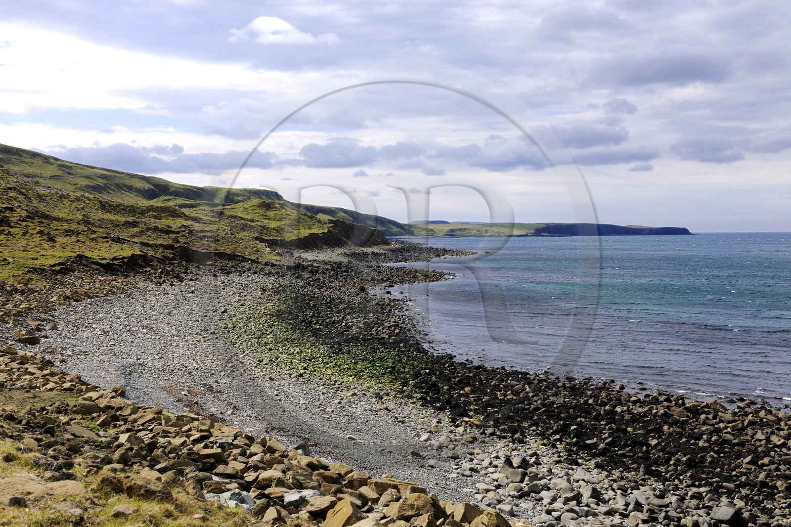 Royaume-Uni, Ecosse, région des Highlands, les Hébrides, île de Skye, plage de galets à la pointe de Trotternish