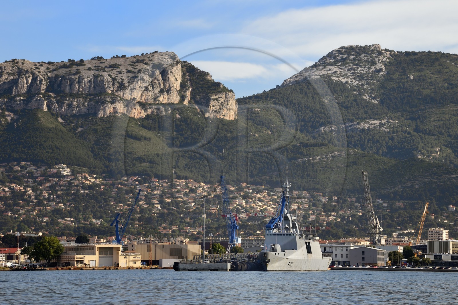 France, Var (83), Toulon, la base navale (Arsenal) et le mont Caume en arrière-plan