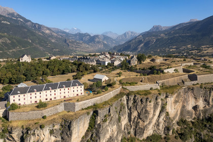 France, Hautes Alpes (05), Mont-Dauphin, citadelle édifiée par Vauban, classée Patrimoine Mondial de l'UNESCO (vue aérienne)