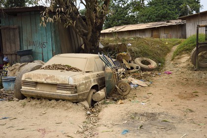 Gabon, Province de l'Estuaire, carcasse de voiture sur la Route National 1