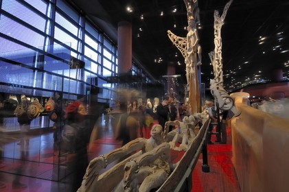 France, Paris (75), le musée des Arts Premiers, musée du quai Branly, pirogue Wuramon de Papouasie Nouvelle-Guinée
