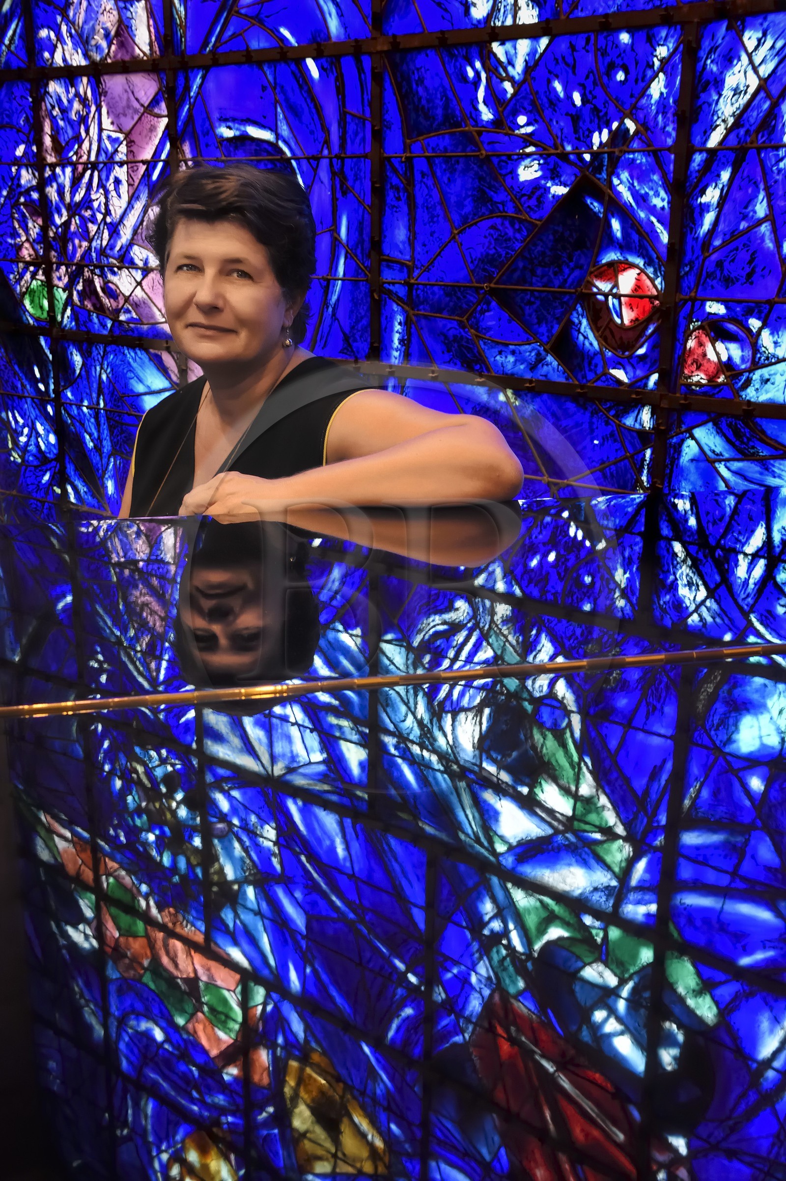 France, Alpes-Maritimes (06), Nice, musée national Marc Chagall de l'architecte André Hermant et créé à l'initiative d'André Malraux, Anne Dopffer, directrice des musées nationaux des Alpes-Maritimes et le vitrail illustrant la Création du Monde dans l'auditorium