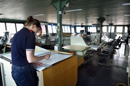 France, Var (83), Toulon, la base navale (Arsenal), le porte-avions à propulsion nucléaire Charles de Gaulle en rénovation de mi-vie, officier à la passerelle de navigation étudiant une carte avec son compas