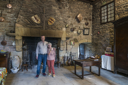 France, Côtes d'Armor (22), Grand Site de France Cap d'Erquy – Cap Fréhel, Plévenon, le Fort La Latte ou château de la Roche Goyon du XVème siècle, le logis du Gouverneur devenu familial, le chateau est une propriété familiale, la maman Isabelle Jouon-des-Longrais et son fils Guénolé