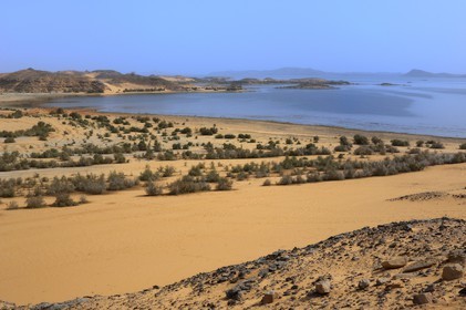 Egypte, Haute Egypte, Lac Nasser, désert de Nubie, site de Ouadi es-Seboua ou vallée des lions, le lac Nasser