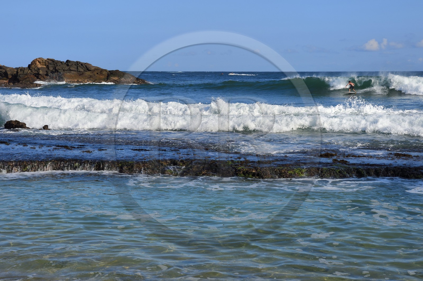 Sri Lanka, Province du Sud, Matara (district), Weligama, plage de Mirissa, surfeur