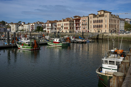 France, Pyrénées-Atlantiques (64), Pays-Basque, Saint-Jean-de-Luz, le port de pêche et la Maison de l'Infante en arrière plan