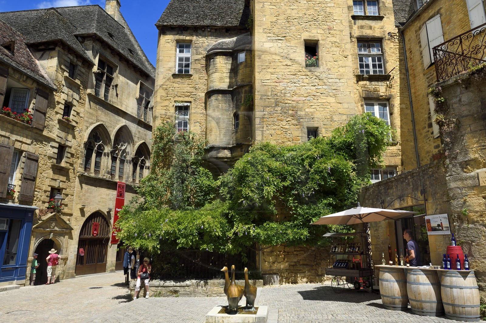 France, Dordogne (24), Périgord Noir, vallée de la Dordogne, Sarlat-la-Canéda, Place du marché aux oies, les oies statue par Lalanne, en arrière-plan l'Hotel de Vassal du XVème siècle