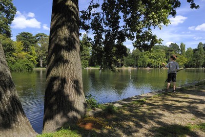 France, Paris (75), le Bois de Boulogne, la Grande Cascade derrière l'Etang des Reservoirs