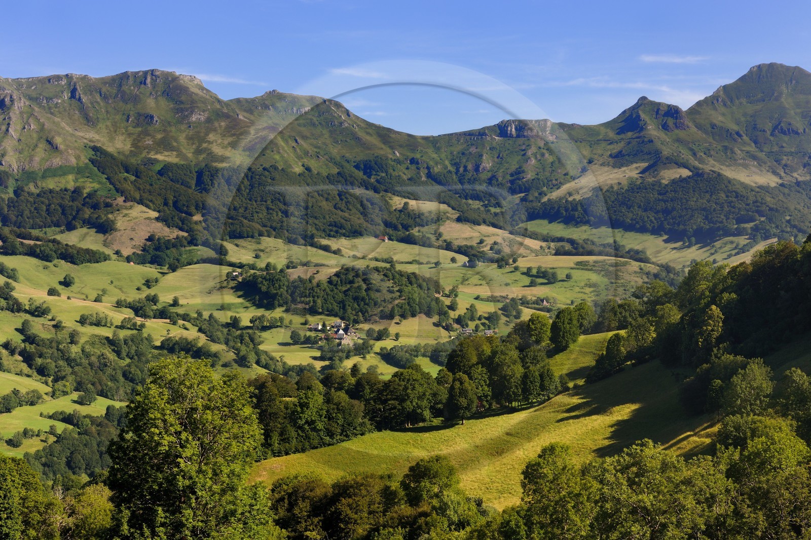 France, Cantal (15), monts du Cantal, Parc Naturel Régional des Volcans d' Auvergne, la vallée de la Jordanne vers Mandaille-Saint-Julien