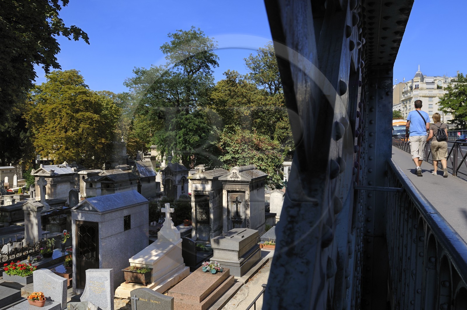 France, Paris (75), le cimetière de Montmartre sous le pont de la rue Caulaincourt