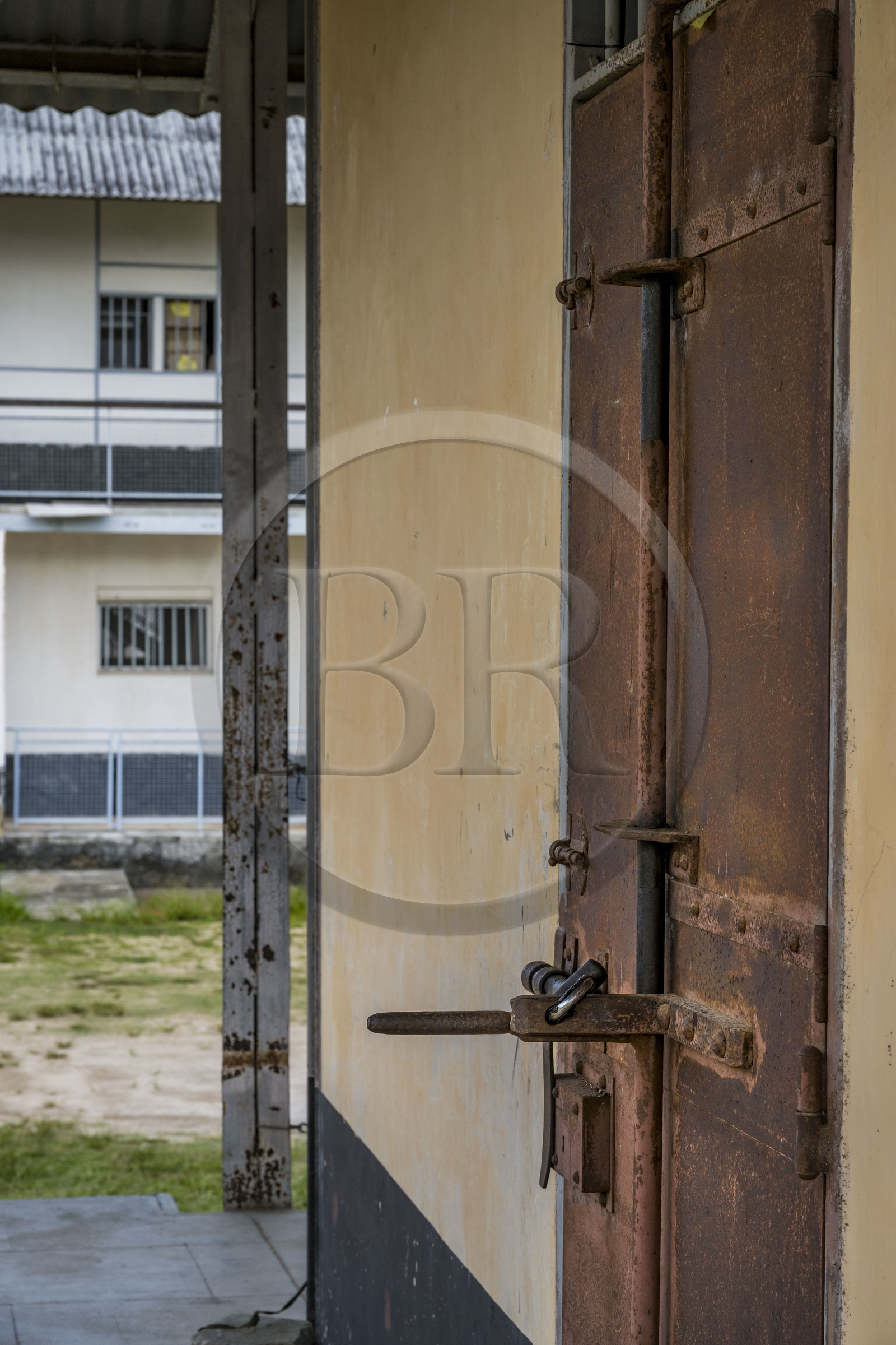 France, Guyane, Saint-Laurent-du-Maroni, bagne ou Camp de la Transportation, porte en fer