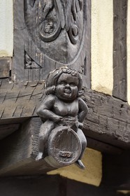 France, Haut-Rhin (68), Route des Vins d'Alsace, Turckheim, sculpture de poteau cornier dans la Grand Rue, femme assise sur un tonneau