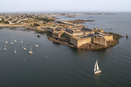 France, Morbihan (56), Port-Louis, la citadelle de Port-Louis remaniée par Vauban à l'entrée de la rade de Lorient, musée de la Compagnie des Indes (vue aérienne)