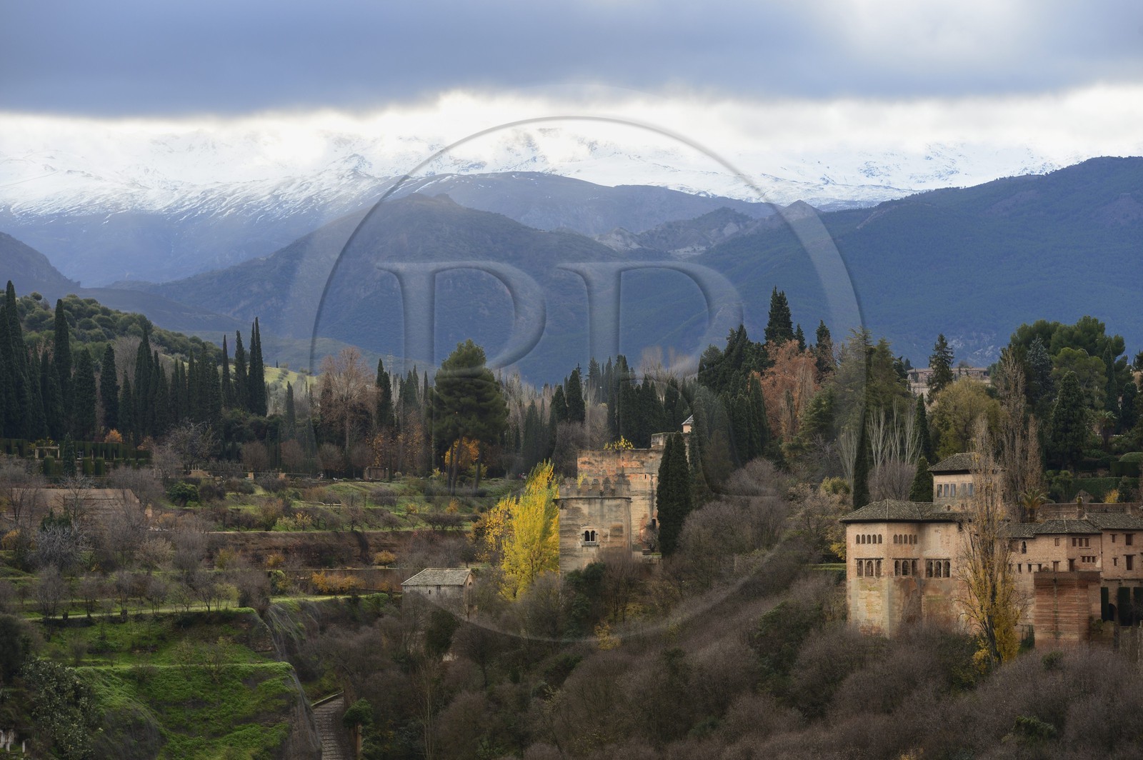 Espagne, Andalousie, Grenade, l'Alhambra, classé Patrimoine Mondial de l'UNESCO, et les montagnes de la Sierra Nevada