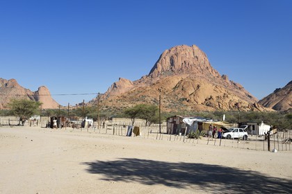 Namibie, région de Erongo, Damaraland, le Spitzkoppe ou Spitzkop (1784 m), montagne granitique dans le désert du Namib