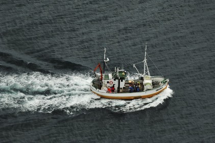 Norvège, Nordland, Iles Lofoten, chalutier de  retour de pêche (vue aérienne)